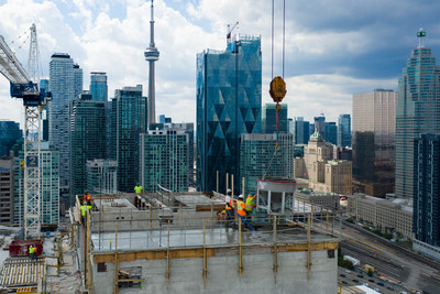 100 Queens Quay East reaches completion of exterior structure (CNW Group/Menkes Developments Ltd)