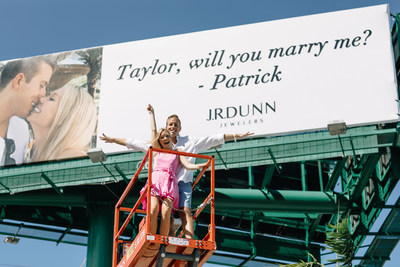 ¡Patrick hizo su pedida de mano en grande, a través de una valla publicitaria en la I-95 del sur de Florida! Crédito: Christina Cernik Photography