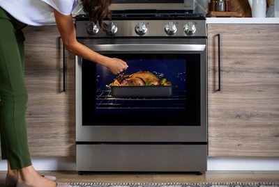 LG InstaView ranges let users check cooking progress without opening the door or reaching over a hot cooktop to flip a switch. Simply knock twice on the oven’s glass window to illuminate the interior and visually monitor cooking progress.