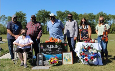 August 27, 2020, Vice-President Frances Chartrand, Mrs. Lena Fleming & Family Members at the Graveside of WWII Mtis Veteran Raymond Fleming, Winnipegosis, MB. (CNW Group/Mtis National Council)