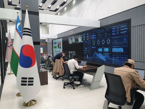 Local employees operate the energy platform in the control room of Uzbekistan’s CAS (Centralized AMI System) data center in Tashkent, which assisted by KT Corp., in time of the center’s opening ceremony on August 20, 2020.