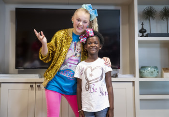 YouTube star and St. Jude Celebrity Ambassador JoJo Siwa (left) shares a moment with St. Jude patient Alana (right), a fellow bow enthusiast, during a tour of St. Jude Children’s Research Hospital in September 2019. Siwa is joining dozens of other celebrities for the 30 Days #forStJude campaign.
