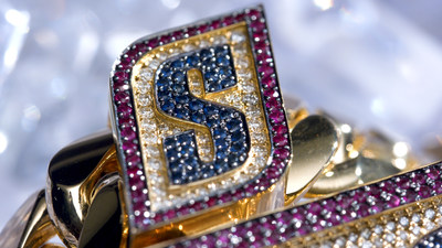 The second installment of the SNICKERS chain is once again hand-crafted by renowned jeweler, Ben Baller, featuring more than 31 carats of 2,374 brilliant-cut diamonds, blue sapphires and red rubies highlighting the word “HUNGRY” and the iconic “S” from the SNICKERS brand logo. Every week, SNICKERS will award the SNICKERS chain to the NFL player who demonstrated a momentous hunger for the game.