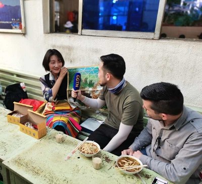 Té tibetano con pobladores locales. /CGTN (PRNewsfoto/CGTN)
