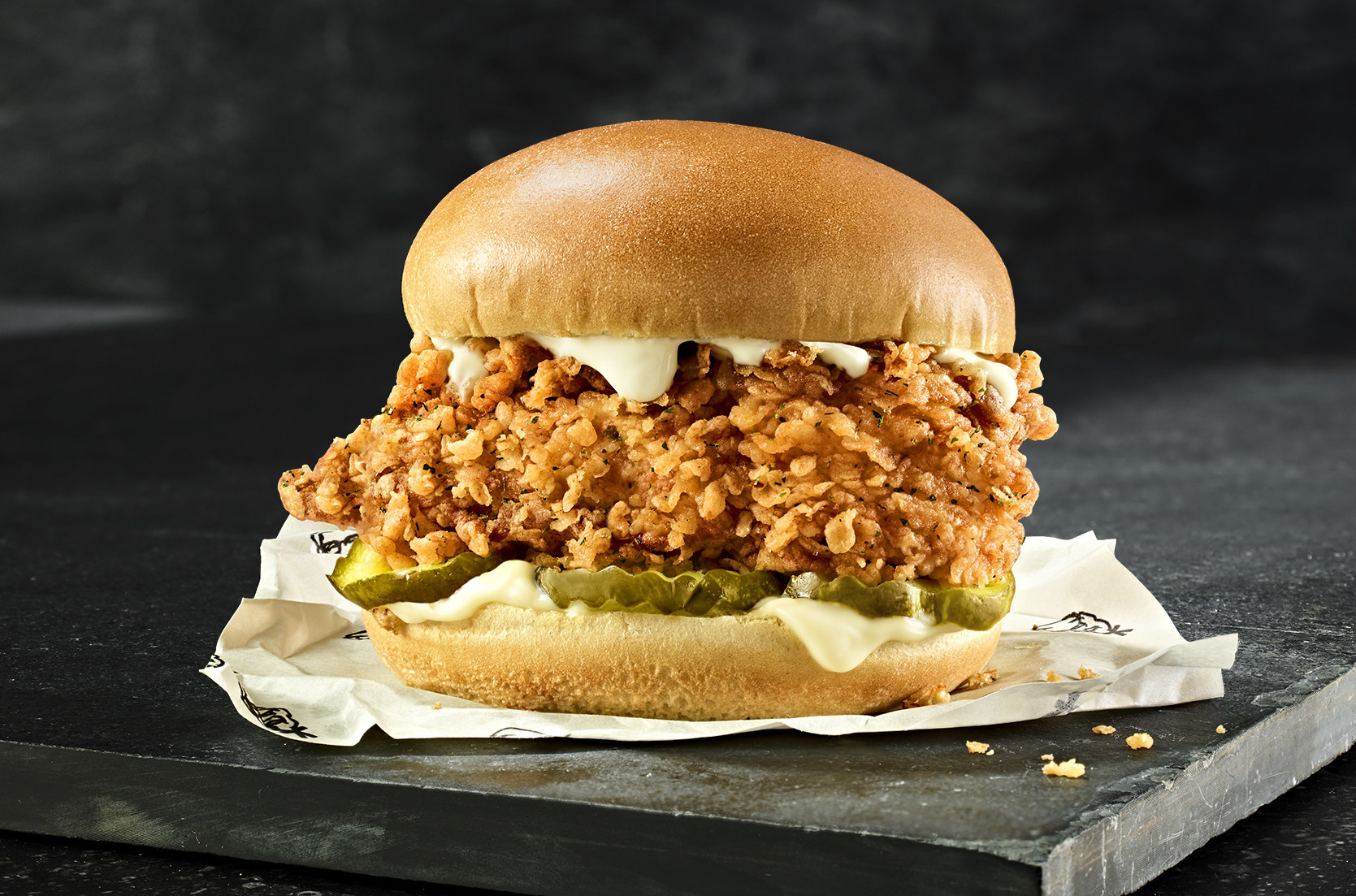 pfk canada lance le fameux sandwich au poulet de pfk
