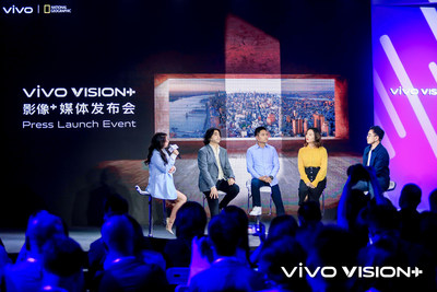 vivo and National Geographic representatives and photographer Xiao Quan (second from the left) hold a panel discussion on mobile photography