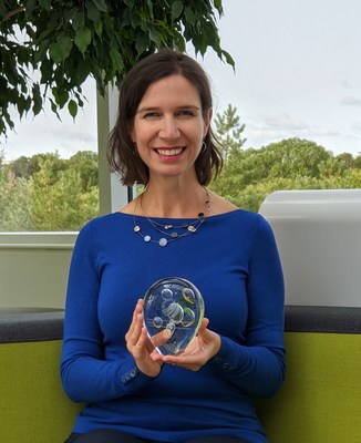 On behalf of Alectra, Caroline Karvonen, Manager of Sustainability,  accepted the first-ever Sustainability Leadership Award from Sustainable Hamilton Burlington (CNW Group/Alectra Utilities Corporation)