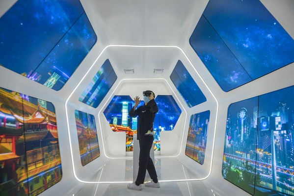 A visitor is experiencing smart tourism in Chongqing Lijia Intelligent Park on September 15, 2020. (Photo by Qi Lansen)