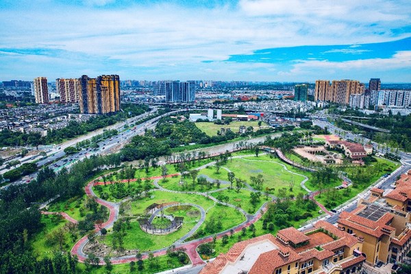 Chengdu, scenic and livable park community (PRNewsfoto/National Business Daily (NBD))