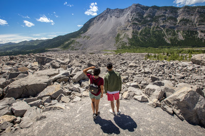 Guests on the trail at the Frank Slide Interpretive Centre in southern Alberta's spectacular Crowsnest Pass. The centre overlooks Canada's deadliest rockslide. See and hear what happened the night Turtle Mountain fell. Enjoy engaging storytelling, interactive displays and award-winning shows. Photo credit: Travel Alberta / Katie Goldie (CNW Group/Travel Alberta)
