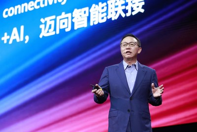 David Wang, diretor executivo e presidente do Conselho de Análise de Investimentos da Huawei, anuncia soluções de conectividade inteligente para todos os cenários. (PRNewsfoto/Huawei)