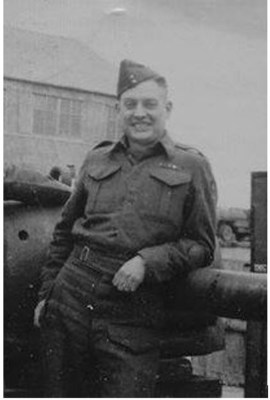 Le sergent d'tat-major Harry Lovelace devant l'Atelier de la Base canadienne no.1 en Angleterre pendant la Seconde Guerre mondiale  Famille Lovelace (Groupe CNW/Parcs Canada)