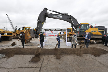 Chicago Mayor Lori Lightfoot breaks ground on the latest building at Commerce Park Chicago, NorthPoint Development's $164 million light manufacturing, assembly and logistics park on the City's South Side expected to create up to 1,400 permanent jobs.  Pictured from left to right: Illinois State Representative Marcus Evans; NorthPoint Development Vice President Tom George; Chicago Mayor Lori Lightfoot; Chicago Alderwoman Susan Sadlowski Garza; and Tony Reinhart, Regional Director of Community and Government Affairs at Ford Motor Co.