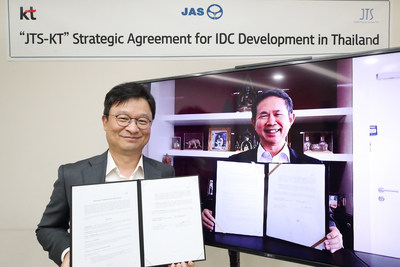 Kim Youngwoo (left), KT's global business head, poses with Somboon Patcharasopak, JTS president and director, for a photo session after signing a strategic collaboration agreement for IDC business development, in a video conference at KT's Gwanghwamun Headquarters in Seoul on September 23.