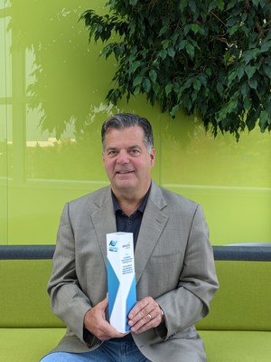 Alectra Inc. President and CEO, Brian Bentz, with the Tom Mitchell Electric Vehicle (EV) Utility Leadership Award (CNW Group/Alectra Utilities Corporation)