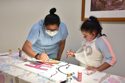 Mais felicidade com Snoopy: no Hospital Shriners Para Ninos na Cidade do México, Guadalupe Lino e a jovem paciente Silvia pintam o mural Snoopy e Woodstock doado ao hospital pela Peanuts Worldwide e a organização sem fins lucrativos, Foundation for Hospital Art. O mural é um dos 70 doados a hospitais em todo o mundo como parte da iniciativa global "Take Care With Peanuts", lançada em 2 de outubro, data de comemoração do 70º Aniversário de Peanuts.