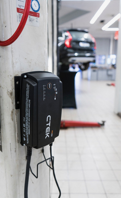 Workshop technicians and owners know modern vehicles are electronically complex. A battery failure during a standard vehicle service can severely affect workshop efficiency, reputation, and profit. CTEK's new PRO25S is the perfect solution for busy workshops. The highly efficient 25-amp battery charger and power supply works with any 12V vehicle battery, including lithium (LiFePO4, Li-Fe, Li-iron, LFP).