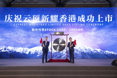 (R-L) Fu Wei, CEO of CBC Group and Chairman of Everest Medicines and Kerry Blanchard, CEO of Everest Medicines celebrate the successful listing of Everest Medicines on HKEX.