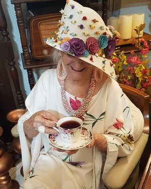 Conheça a vovó Izaura Demari, a brasileira que virou ícone fashion próximo aos seus 80 anos