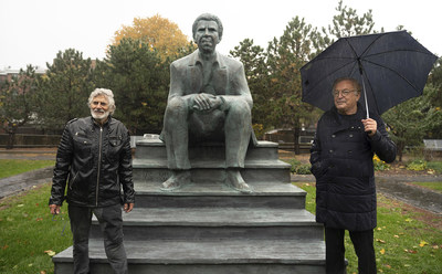 Le sculpteur Roger Langevin et le président-directeur général de BAnQ, Jean-Louis Roy, devant l’œuvre rendant hommage à Dany Laferrière prêtée à la Grande Bibliothèque. Photo : Jean Corbeil. (Groupe CNW/Bibliothèque et Archives nationales du Québec) Le sculpteur Roger Langevin et le président-directeur général de BAnQ, Jean-Louis Roy, devant l’œuvre rendant hommage à Dany Laferrière prêtée à la Grande Bibliothèque. Photo : Jean Corbeil. (Groupe CNW/Bibliothèque et Archives nationales du Québec)