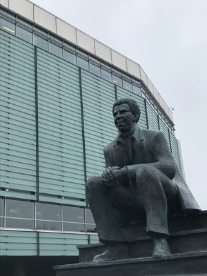 L’œuvre du sculpteur Roger Langevin rendant hommage à Dany Laferrière prêtée à la Grande Bibliothèque. Photo : Grégory Kunz. (Groupe CNW/Bibliothèque et Archives nationales du Québec) L’œuvre du sculpteur Roger Langevin rendant hommage à Dany Laferrière prêtée à la Grande Bibliothèque. Photo : Grégory Kunz. (Groupe CNW/Bibliothèque et Archives nationales du Québec)