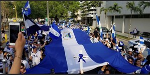 1000 Nicaraguan Americans at Lincoln Memorial