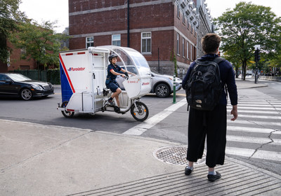 Purolator’s e-bike delivering in downtown Montreal, Que. (CNW Group/Purolator Inc.)