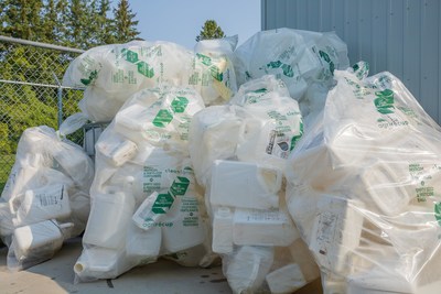 Bidons de pesticides et de fertilisants vides destins au recyclage dans le cadre du programme de collecte d'AgriRCUP. Photo AgriRCUP. (Groupe CNW/AgriRCUP)