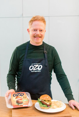 Modern Family actor and upcoming cookbook author, Jesse Tyler Ferguson, partners with OZO plant-based protein to cook up some flavorful Swiss and Green Chile Burgers.