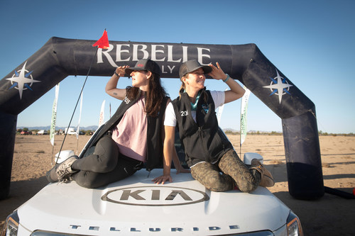 El equipo Telluriders celebra la victoria sobre el podio del Rebelle Rally (PRNewsfoto/Kia Motors America)
