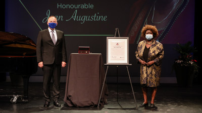 Mayor Maurizio Bevilacqua presents Jean Augustine with the Key to the City of Vaughan. (CNW Group/City of Vaughan)