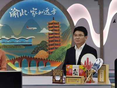 Tan Qing, presidente del distrito de Yubei en la municipalidad de Chongqing, al sudoeste de China, promueve su turismo cultural a través de una plataforma en línea de transmisión en vivo. (PRNewsfoto/Xinhua Silk Road)