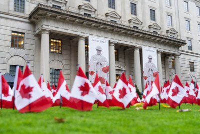 Manuvie expose plus de 12 000 drapeaux canadiens pour rendre hommage à nos héros disparus (Groupe CNW/Société Financière Manuvie)
