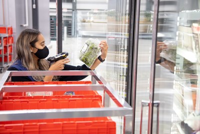 Walmart Canada associate scanning order (CNW Group/Walmart Canada)