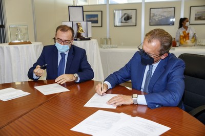 Roberto Martinoli and Luigi Matarazzo sign the documents