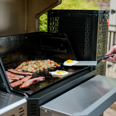 Easily swap out cast-iron grill grates for the flat top griddle on the Gravity Series™ 800 Digital Charcoal Griddle + Grill + Smoker.