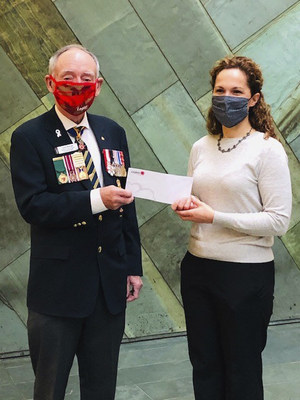 Larry Murray, Grand President of The Royal Canadian Legion Dominion Command, presents a cheque to Caroline Dromaguet, Acting Director General of the Canadian War Museum. © Canadian War Museum 2020-0028-001-Dm (CNW Group/Canadian War Museum)