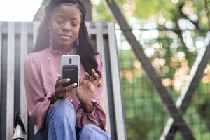 Tevolt Clicks Extra Wireless Power Onto Phones