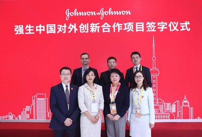 Front row (left to right): Jian Chen, Vice President, Xian Janssen Pharmaceuticals; Dan Wang, Head, Johnson & Johnson Innovation, Asia Pacific; Sharona Tao, Leader, Communications & Public Affairs, Johnson & Johnson China; Jennifer Yang, Head, Lung Cancer Initiative China, Johnson & Johnson Back row (left to right): Alex Zhavoronkov, Founder & CEO, Insilico Medicine; Li Peng, Assistant General Manager, Taikang Online Insurance; Gary Ge, Founder, Diannei