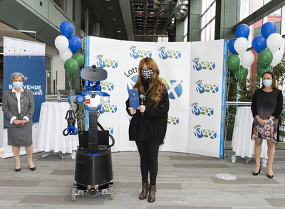 Lynne Roiter, présidente et chef de la direction de Loto-Québec, le robot SARA de l’ETS, la gagnante Shu Ping Li et Isabelle Jean, présidente des opérations loteries et vice-présidente aux affaires publiques de Loto-Québec (Groupe CNW/Loto-Québec)