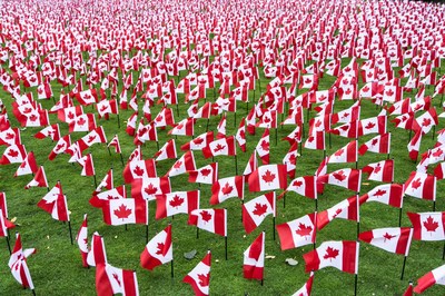 Manuvie expose plus de 12 000 drapeaux canadiens pour rendre hommage  nos hros disparus (Groupe CNW/Socit Financire Manuvie)