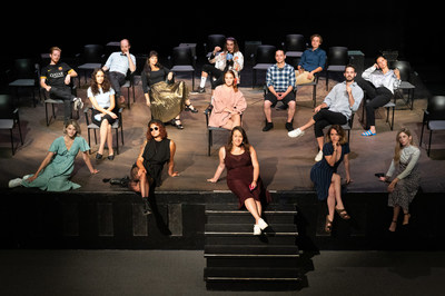 Les finissants en jeu, scénographie et mise en scène du Conservatoire d'art dramatique de Québec. Sur la photo, de la gauche vers la droite, Mariann Bouchard, Noémie Richard, Marie-Josée Godin, Lauréanne Dumoulin, Megan Bastien, Maria Alexandrov, Élisabeth Lavoie, Pierre-Olivier Roussel, Charlie Cameron-Verge, Emily Wahlman, Michaël Breton, Laurie Foster, Thomas Royer, Gabriel Samson et Juan Fernando Arangon Patino. (Groupe CNW/Conservatoire d'art dramatique de Québec)
