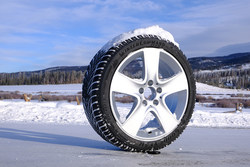 Goodyear WinterCommand Ultra is a premium studless tire that offers optimal grip for drivers looking to maximize traction and elevates starting and stopping power in winter driving conditions. Popular vehicle applications include the Audi A6, BMW 3 Series, Nissan Rogue, Dodge Charger, Volvo XC90 and GMC Acadia.