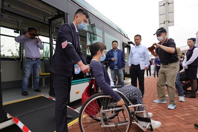 La función lateral para arrodillarse y la rampa para silla de ruedas de ECA hacen que para los pasajeros en silla de ruedas sea más fácil subir y bajar de un autobús (PRNewsfoto/Shanghai Sunwin Bus Corporation)