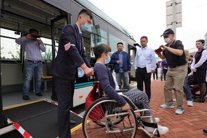 Los autobuses verdes Sunwin de la serie 9 trasladan a los visitantes desde y hacia la CIIE