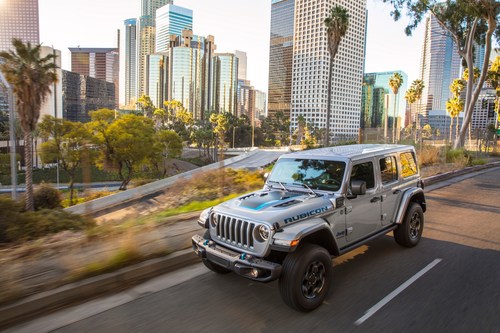 The innovative 2021 Jeep® Wrangler 4xe plug-in hybrid has been named Green SUV of the Year™ by leading industry publication Green Car Journal. The Wrangler 4xe delivers up to 25 miles of nearly silent, zero-emission, electric-only propulsion, making it commuter friendly as an all-electric daily driver without range anxiety.