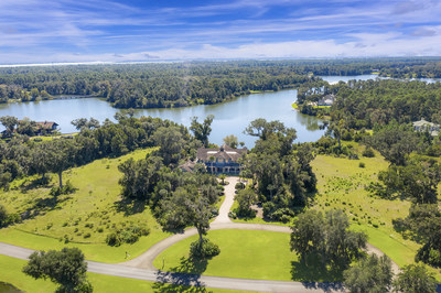 This impressive golf and lakefront residence will be sold to the highest bidder without reserve at a luxury auction® scheduled for Saturday, November 14, 2020. The property was previously asking $5.95 million, and is located in the upscale golf community of Frederica, on Georgia’s Saint Simons Island. The home sits on nearly 2 acres and includes a private boat slip. Learn more at GeorgiaLuxuryAuction.com.