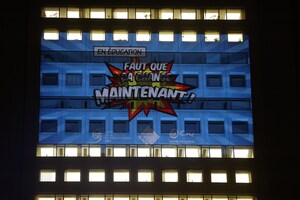 L'édifice Marie-Guyart illuminé par la FSE-CSQ et l'APEQ - « Le mépris, ça suffit! Respecter les profs, ce n'est pas négociable! »