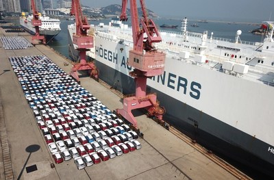 Aerial photo shows a ro-ro ship waiting to load China-made cars for export at a berth of Port of Lianyungang in Lianyungang city, East China's Jiangsu province, Sept 7, 2020. [Photo/Xinhua]