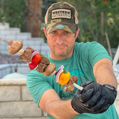 Dan Phelps (@learningtosmoke) is a popular Instagram influencer and blogger, showcasing recipes, methods and foods from across the BBQ spectrum. Consumers can reach him at 1-800-TURKEYS on Nov. 23.